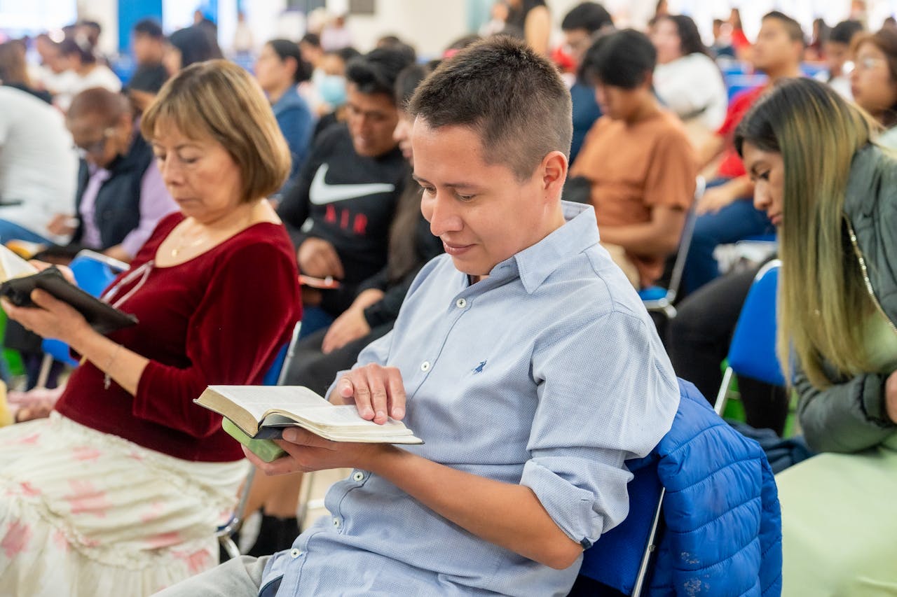 A group of adults reading Bibles in a community gathering, Ciudad de México.